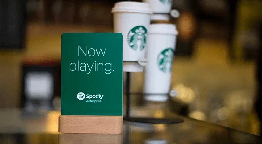 Spotify x Starbucks : présentoir « Now playing » en boutique